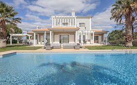 Villa Loane - Swimming Pool - By Bedzy